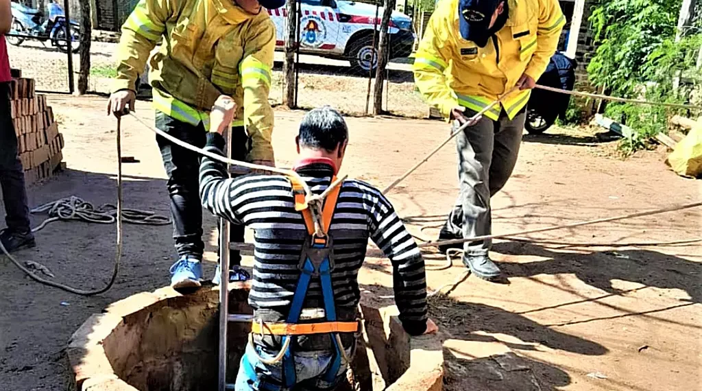 Bomberos Voluntarios breñenses rescatan a un perro de un pozo sin tapa