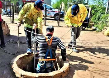 Bomberos Voluntarios breñenses rescatan a un perro de un pozo sin tapa