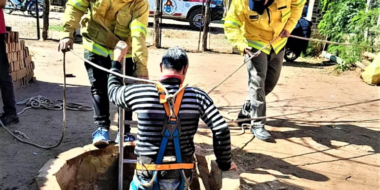 Bomberos Voluntarios breñenses rescatan a un perro de un pozo sin tapa
