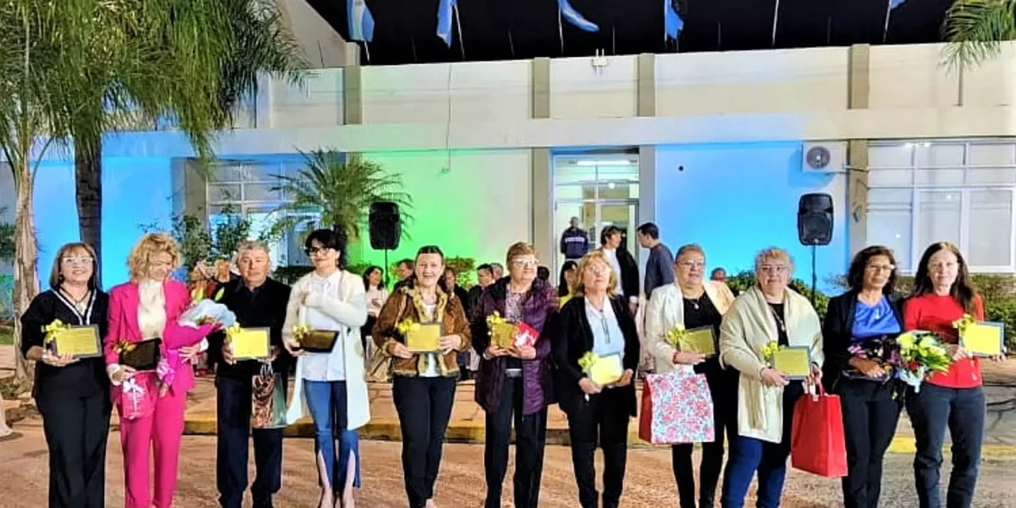 Se reconocieron a docentes jubilados y con 25 años de servicio