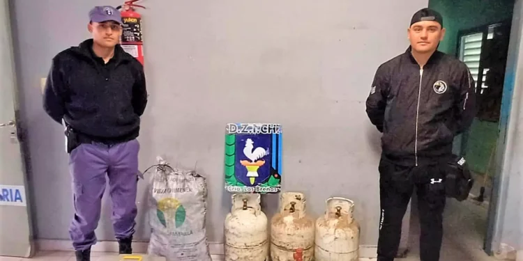 Llamado anónimo alerta a efectivos y recuperan garrafas y otros elementos