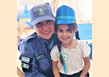 Policías breñenses cumplen el sueño a una niña