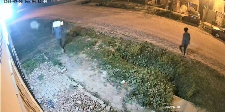 Así roban una garrafa y otros elementos