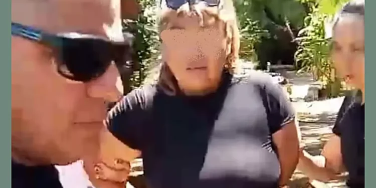 Mujer rocía con alcohol y prende fuego a su ex pareja que dormía