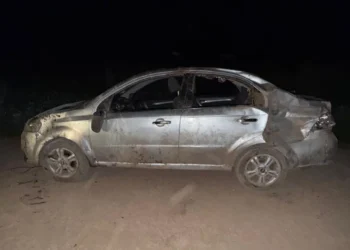 Volcó el auto con su familia al tratar de esquivar un pozo