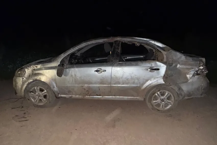 Volcó el auto con su familia al tratar de esquivar un pozo