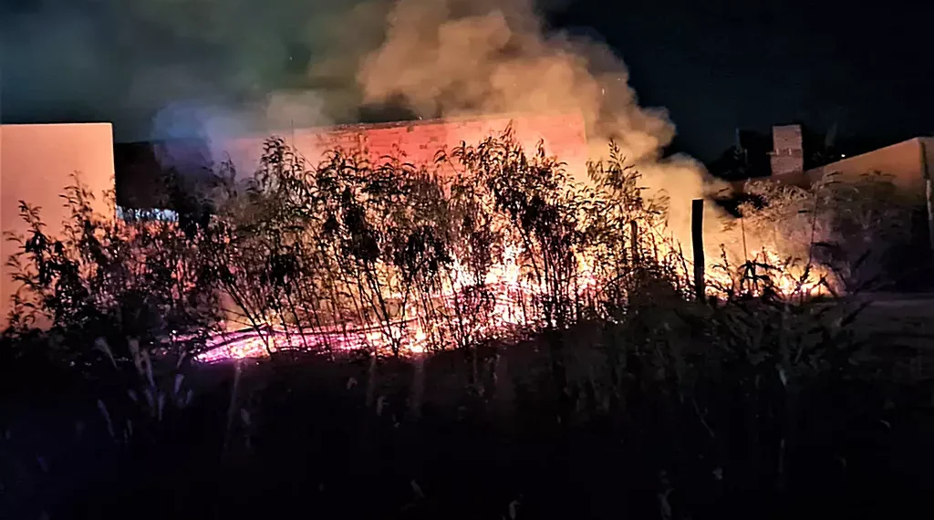 Bomberos controlan un incendio de pastizales