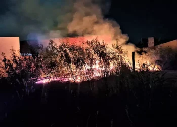 Bomberos controlan un incendio de pastizales