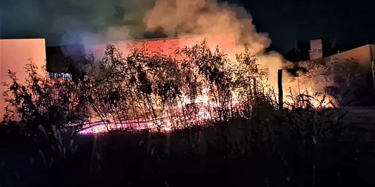 Bomberos controlan un incendio de pastizales