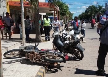 Auto choca 6 motos, y se da a la fuga