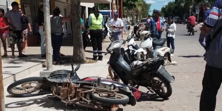 Auto choca 6 motos, y se da a la fuga