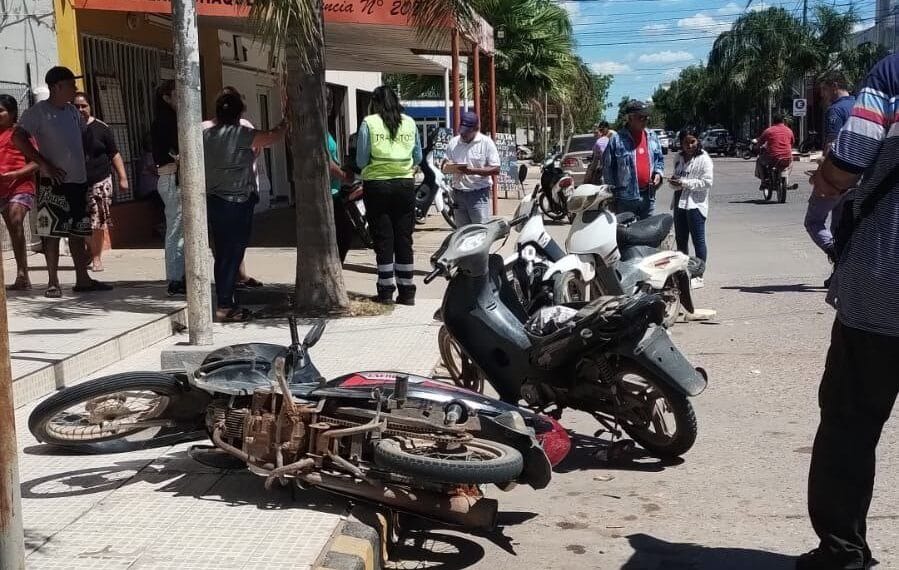 Auto choca 6 motos, y se da a la fuga