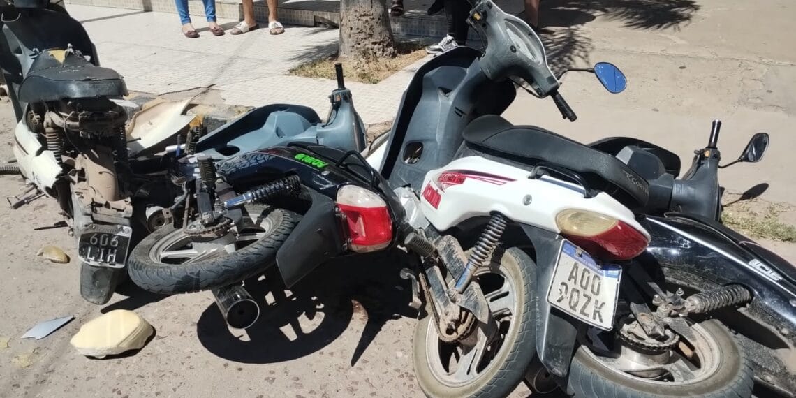 El auto que chocó las 6 motos, es un Chevrolet Cruze