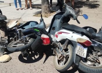 El auto que chocó las 6 motos, es un Chevrolet Cruze