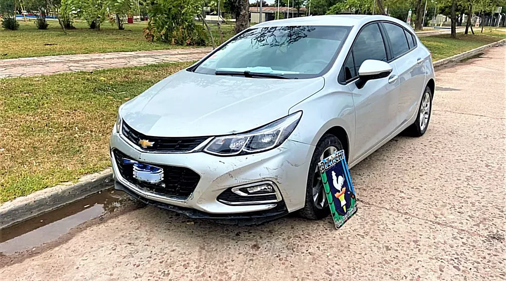 Policía local identificó al auto que chocara 6 motos el sábado