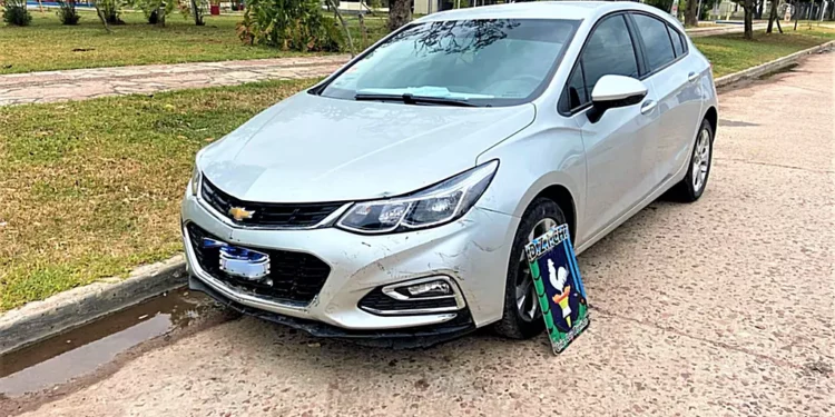 Policía local identificó al auto que chocara 6 motos el sábado