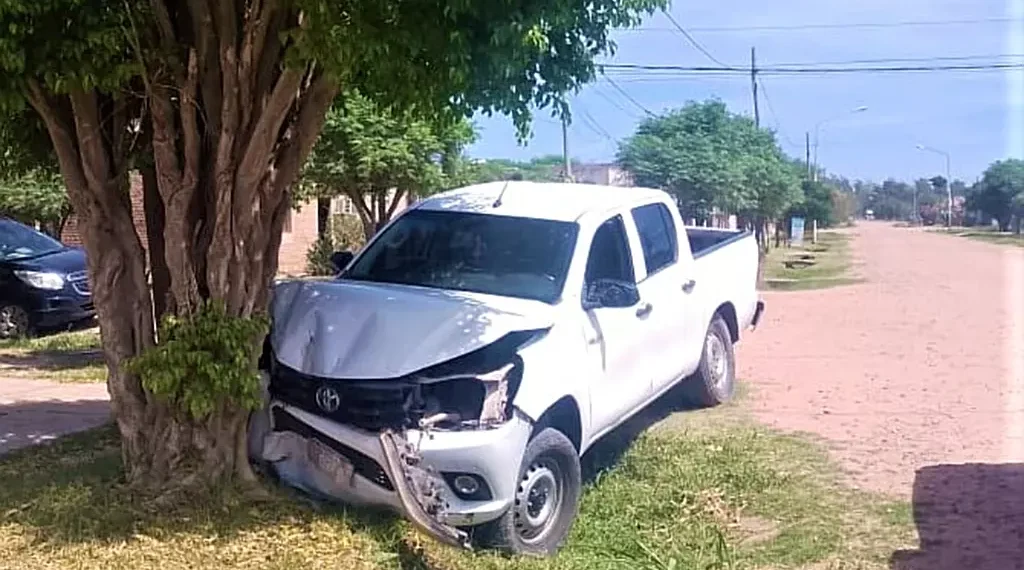 Perdió el control de su Toyota, y se impactó con un árbol
