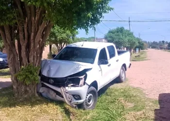 Perdió el control de su Toyota, y se impactó con un árbol