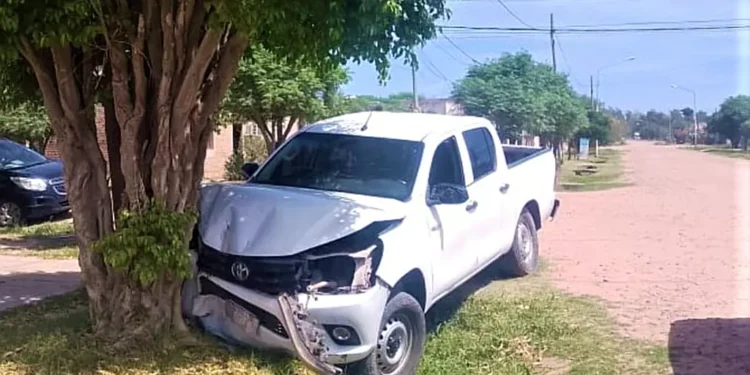 Perdió el control de su Toyota, y se impactó con un árbol