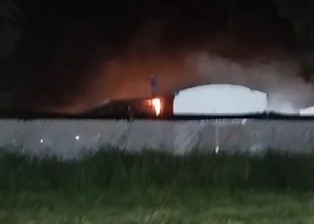 Bomberos Voluntarios trabajan en incendio