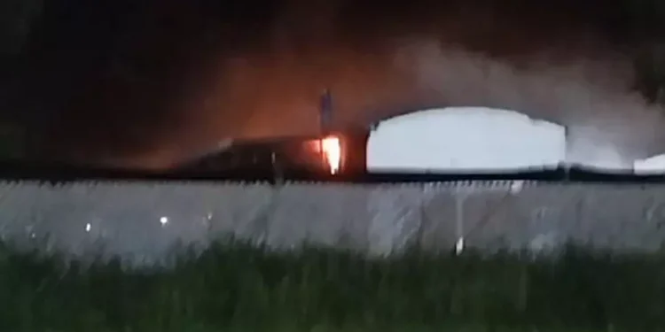 Bomberos Voluntarios trabajan en incendio
