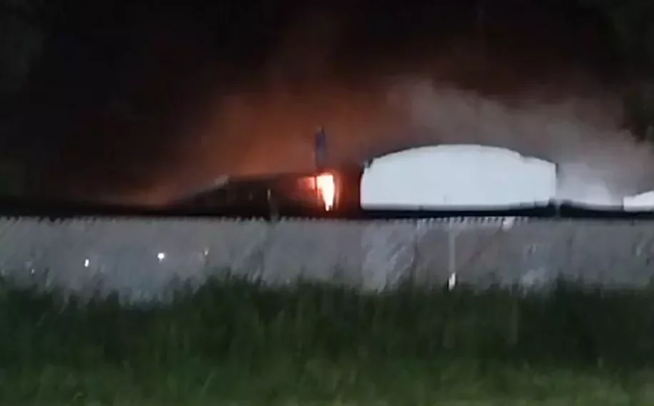 Bomberos Voluntarios trabajan en incendio