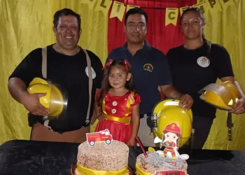 Bomberos Voluntarios festejaron el cumpleaños de Karen
