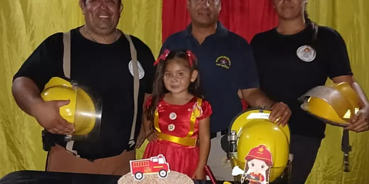 Bomberos Voluntarios festejaron el cumpleaños de Karen