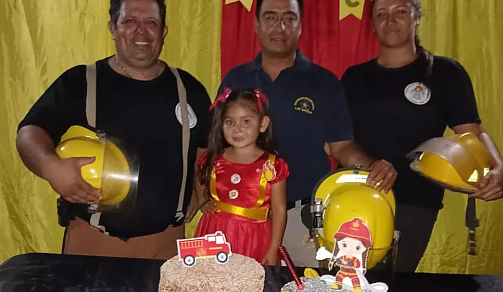 Bomberos Voluntarios festejaron el cumpleaños de Karen