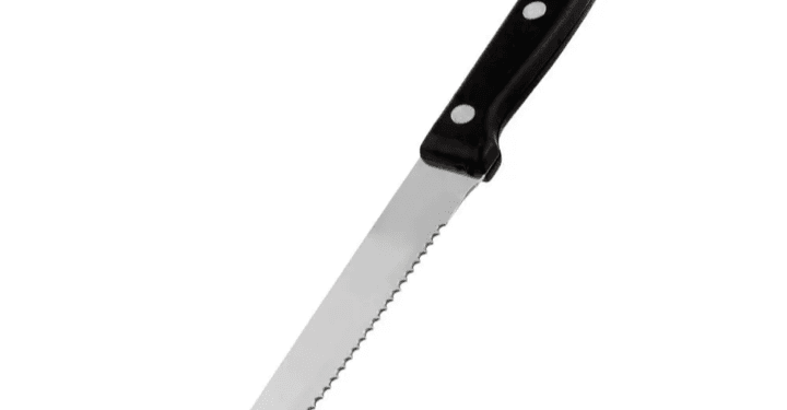 Atacó a su pareja con un cuchillo