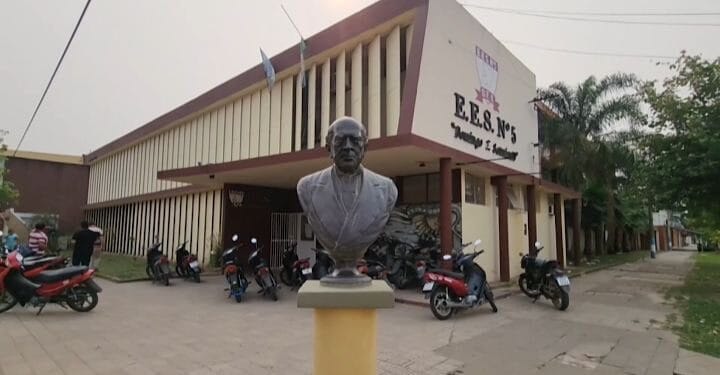 Alumnos del “Bachi” no podrán concurrir con celulares a clases