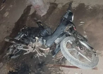 Incendió su moto y retenía a un niño de 7 años