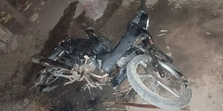 Incendió su moto y retenía a un niño de 7 años