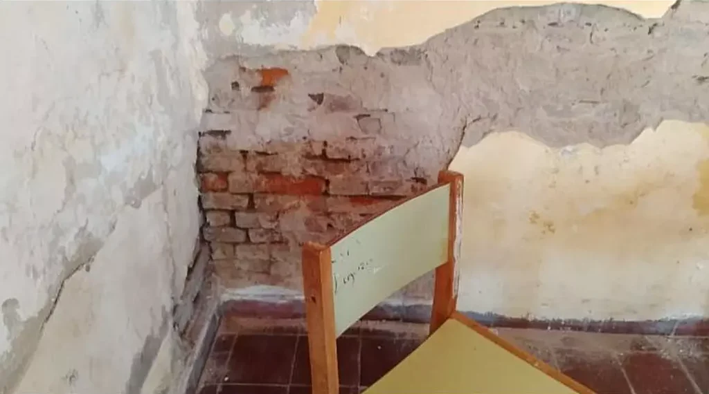 Escuela de Pampa Carnevale, revoques que se caen y falta de respuesta ministerial