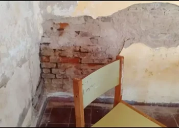 Escuela de Pampa Carnevale, revoques que se caen y falta de respuesta ministerial