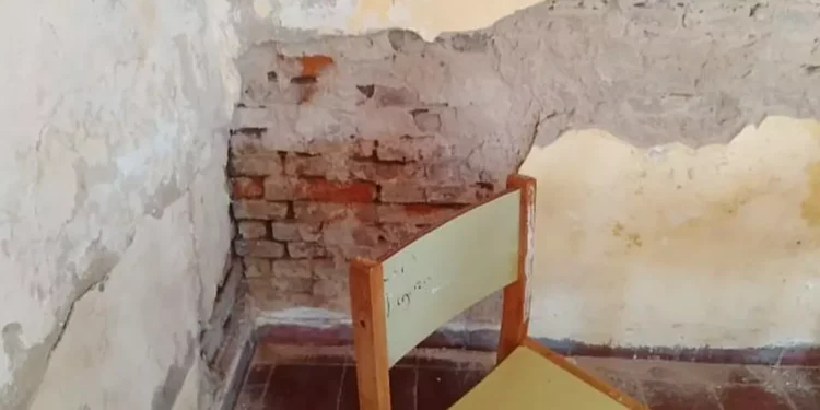 Escuela de Pampa Carnevale, revoques que se caen y falta de respuesta ministerial