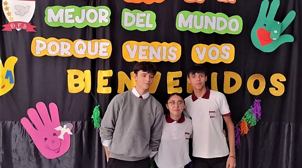 “Ahora jugamos con cartas y enviamos cartitas”