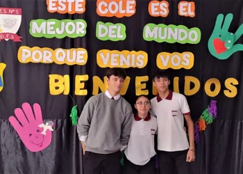 “Ahora jugamos con cartas y enviamos cartitas”