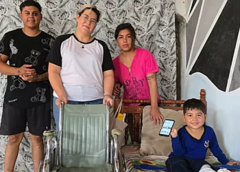 Fundación “Hilos de Esperanza” entregó silla de ruedas a Loan
