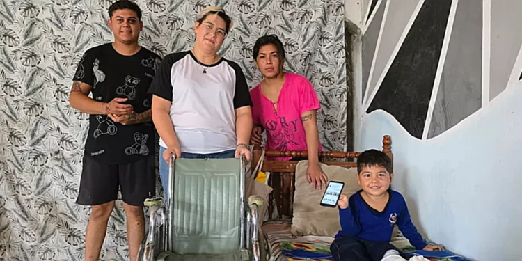 Fundación “Hilos de Esperanza” entregó silla de ruedas a Loan