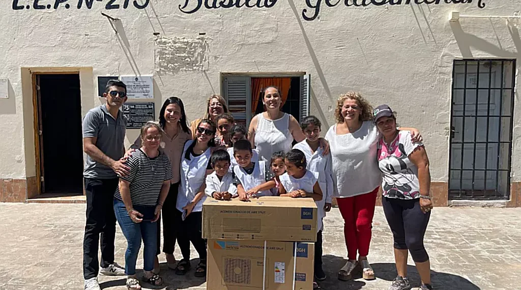 Escuela 213 de Pampa Cantón, recibió un Aire Acondicionado