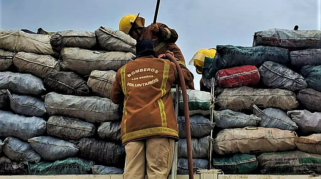Incendio de camión con carbón controlado