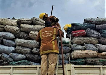 Incendio de camión con carbón controlado
