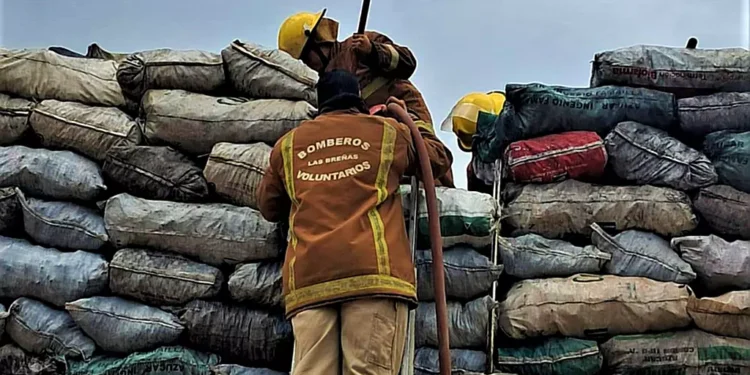 Incendio de camión con carbón controlado