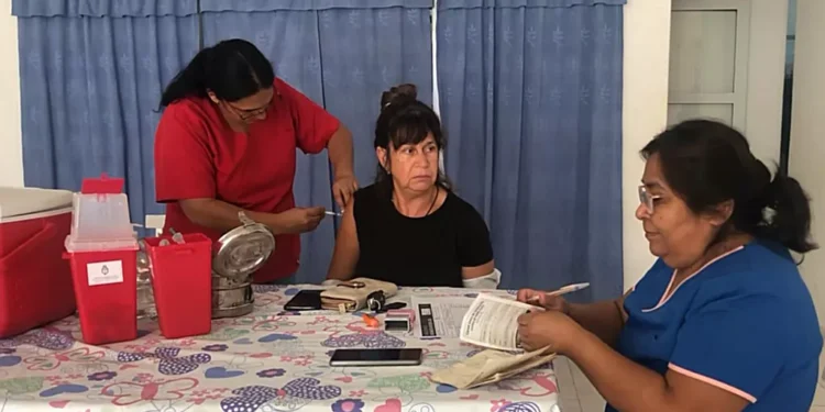 Hospital vacunó en Centro de Jubilados