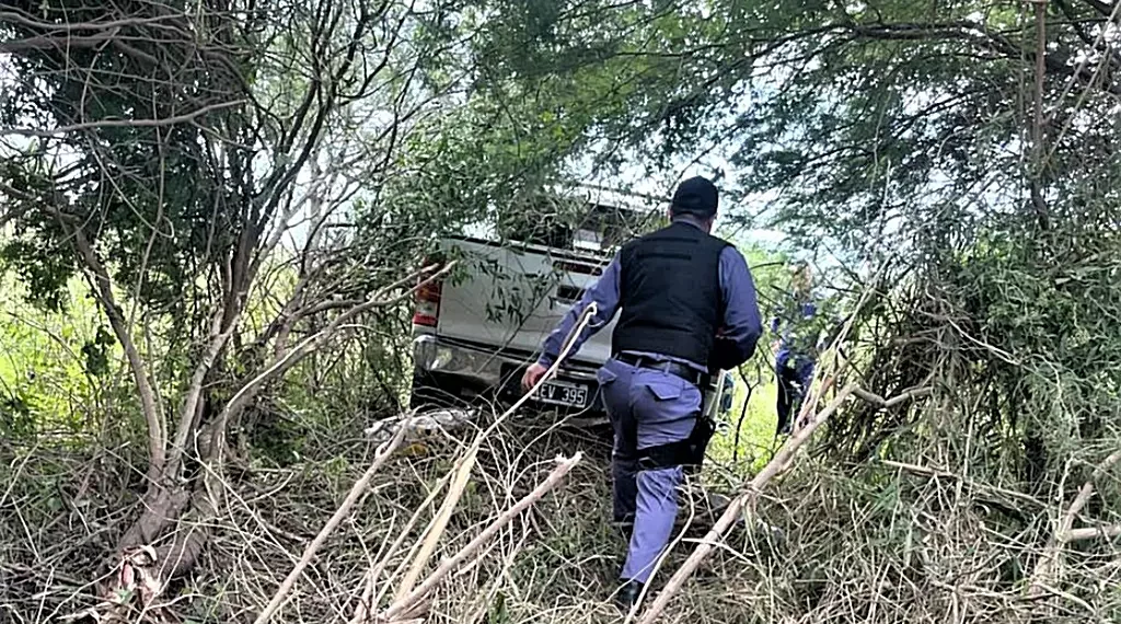 Conductor pierde control de su Pick Up y se impacta con poste de luz