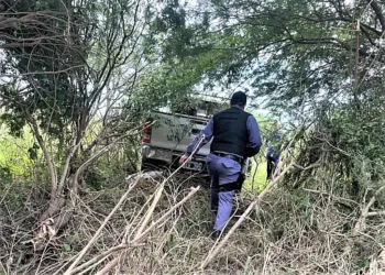 Conductor pierde control de su Pick Up y se impacta con poste de luz