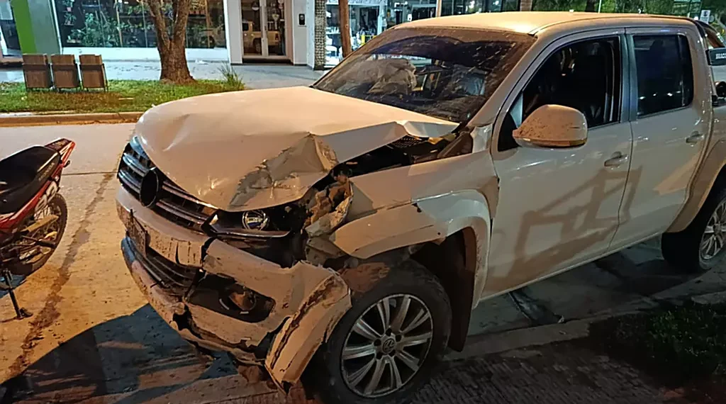 Colisionan 2 camionetas: 1 herido