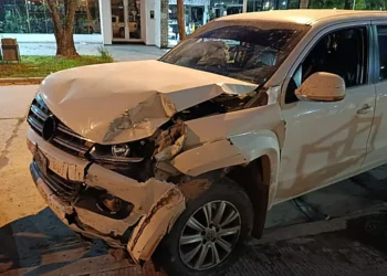 Colisionan 2 camionetas: 1 herido