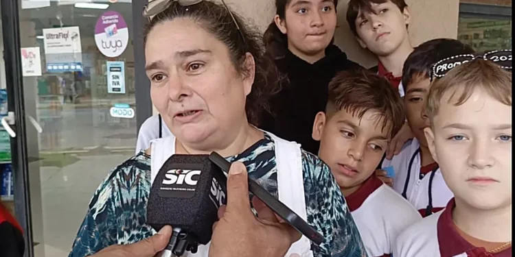 Alumnos de Escuela 516 entregaron escarapelas